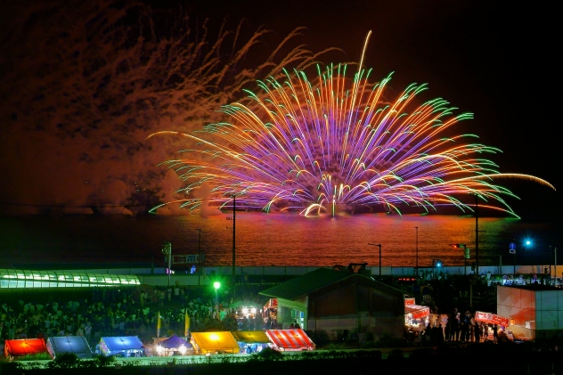 水面を鮮やかに彩る水中花火 第７０回鎌倉花火大会 和風リゾートホテルkkr鎌倉わかみや