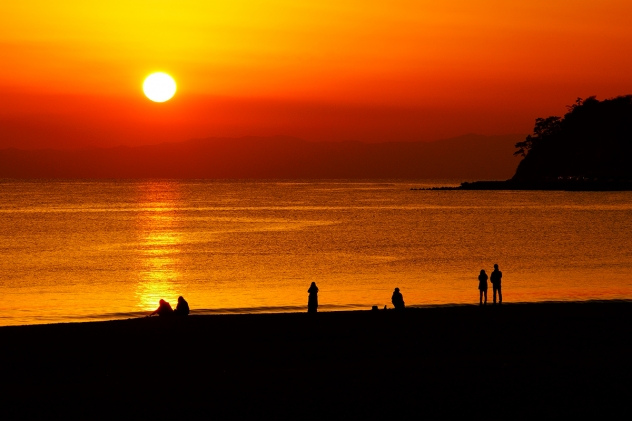 今日の由比ヶ浜 沈みゆく美しい夕日に輝く穏やかな海 和風リゾートホテルkkr鎌倉わかみや