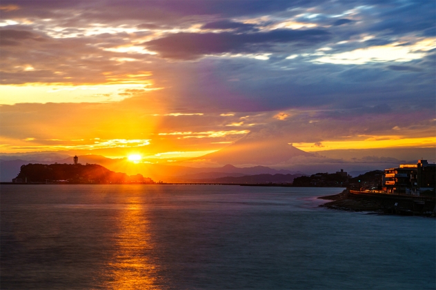 神秘的 朝焼けの中 富士山の隣に巨大な吊るし雲出現 稲村ケ崎 和風リゾートホテルkkr鎌倉わかみや