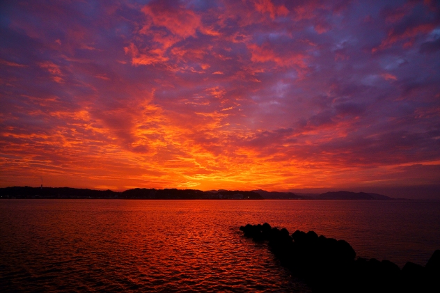 空と海が紅く染まる 燃えるような朝焼け 由比ヶ浜 和風リゾートホテルkkr鎌倉わかみや