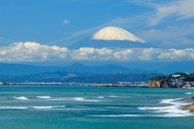 富士山初冠雪 青い空 青い海 白い波 稲村ケ崎 和風リゾートホテルkkr鎌倉わかみや